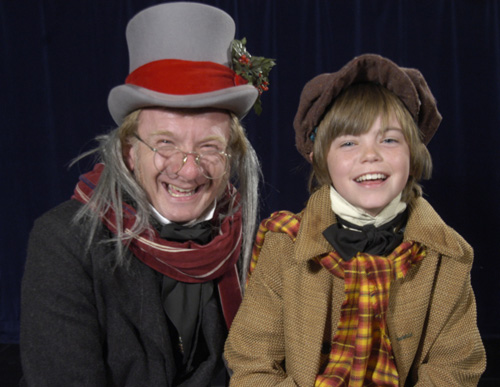 David Ardrey como Scrooge y Taylor Carnie como Tiny Tim
